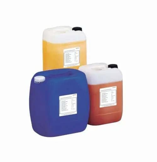 Drei quadratische Kanister in verschiedenen Farben, orange, rot und blau, mit weißen Deckeln und Etiketten, die Informationen über die Grünbeck-Dosierchemikalien enthalten.